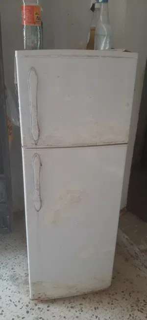 تلاجة صغيره تخدم من فوق بس