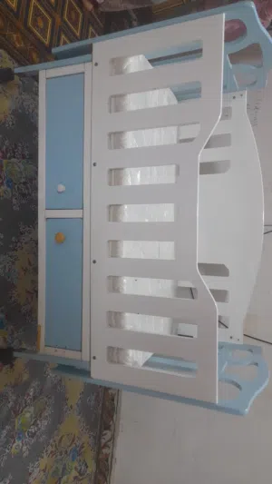 سرير اطفال نضيف قابل للحركه مع مندر ضغط والتور