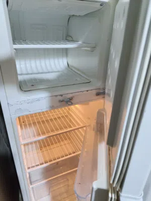 ثلاجه حجم 9قدم بابين نظيفه جدا