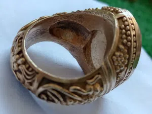 خاتم نحاس قديم جدا وثقيل جدا جدا متوج بالعقيق اليماني