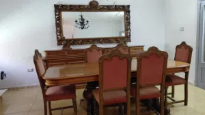 للبيع طقم غرفة سفرة 8 كراسي بسعر مغري خشب دمياطي ثقيل حفر ، نظيف جدا مع المراية والخزائن والادراج