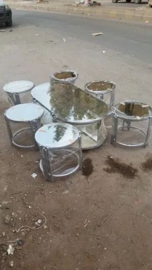 طاولات ضيافه منضر مثير وملمس ناعم وبضاعه ممتازه ومتانه خارقه تحتوي على سطح زجاج ذهبي عاكس سماكه