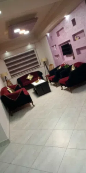 طقم كنب سبع مقاعد مع طاولة وسط واربع طربيزات