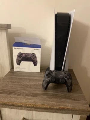 هذا السوني مستعمل بس شهر نضيفه و فيه ألعاب فورت نايت و ركت ليق و ريك روم و وبلوكس