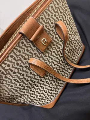 للبيع  شنطة Aigner اصلية