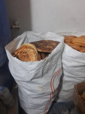 خبزة اربع شكاير ومعاهم صندوق خبزة خضرة