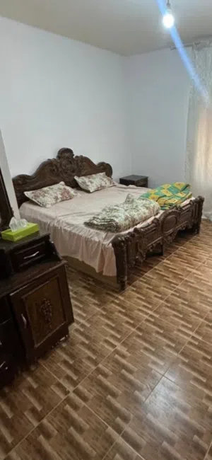 غرفة نوم سرير مزدوج خزانة ملابس كمودين تسريحه مع مرايا بدون فرشه