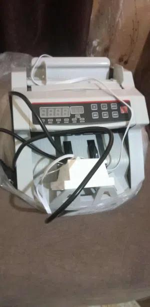 ماكينة عد نقود مع كشف تزوير UV+MG بحالة ممتازة