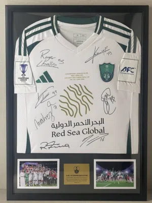 برواز تيشيرت النادي الاهلي السعودي اصلي وموقّع لنسخة نهائي كأس النخبة
