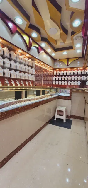 محل للإيجار وبيع الديكور ونقل 70الف إجاره ديكور جديد وزواج ودولاب