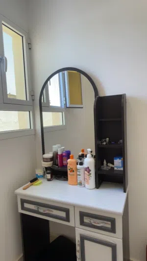 طاولة تسريحة