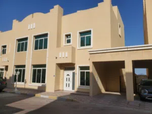 فيلا 6 غرف للإيجار بالخيسه داخل مجمع مميز