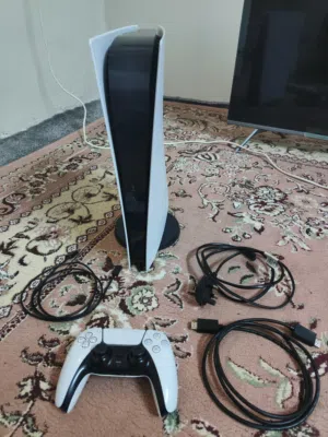 بلايستيشن 5 ديجيتال نظيف جداً + سماعة HyperX Cloud II - باكج كامل على الشرط