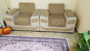 كراسي تخم عدد 2 لون بيجي استعمال قليل وغساله ماركة هيتاشي مستعمله