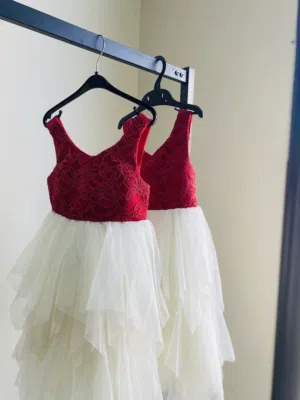 الجزء العلوي دانتيل أحمر فاخر  وتنورة تول بيضاء ناعمة تعطيك شكل أميري