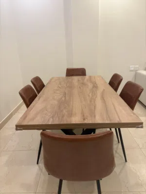 طاولة طعام شبه جديدة للبيع