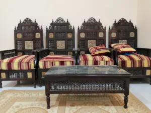 أربع كراسي طقم جلوس خشبي دمشقي عتيق مطعم بالصدف والموزاييك، يشتمل على كراسي بظهر مرتفع منقوش بدقة وط