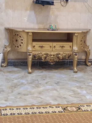 ميز تلفزيون مستعمل نضيف