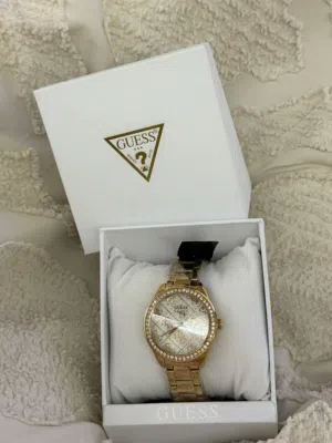 ساعة قس جديدة لون روز قولد مع مينا لامعة