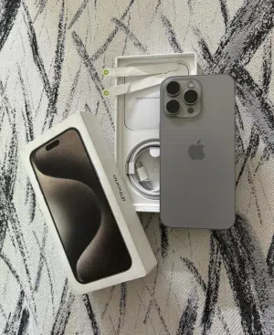 Iphone 15 pro max مع جميع اغراضه