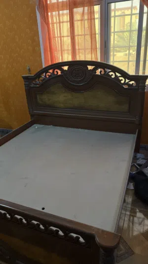 غرفه نوم مع طاولات وابواب للبيع