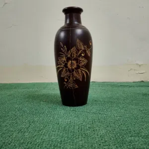 مزهرية زهور بالينيزية منحوتة يدويًا من خشب المانجو باللون الأحمر الداكن.