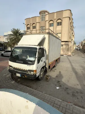 دينا ايسوزو 2003 صندوق مقفل 4.5 للايجار مع السائق بالشرقية ( صباحي )