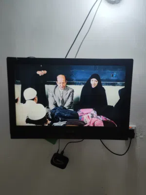 شاشه بلازمه حجم 32 بوصه مع جهاز TVBOX وملحقاته