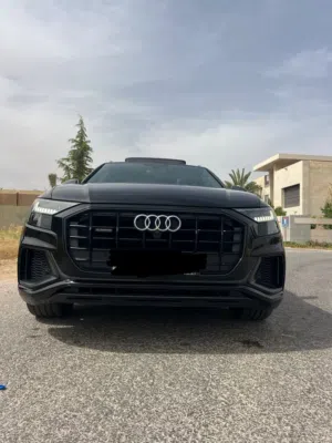 أودي Q8 55 TFSI موديل 2021 لون أسود بحالة ممتازة مع مواصفات رياضية وميزات متقدمة