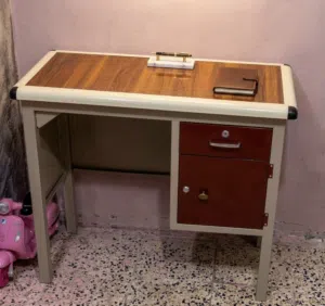 ميز مكتبي حديد