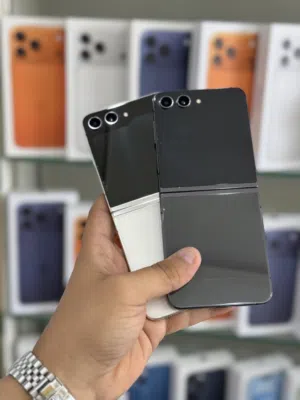 عرض خااص : Samsung Z flip 5 256gb هاتف بحالة الوكالة بدون اي شموخ أو مشاكل مع ضمان و ملحقات بأقل سعر