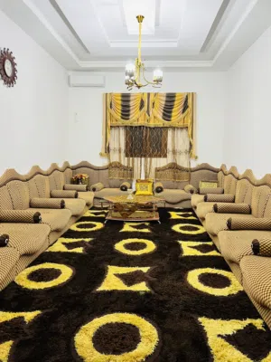 جلسة حرف يو تغطي دار5*3.5كاملة ب ستارها وبساطها ومكتبة درجة اولة نضيفه ومعاهم مدخل بمرايته