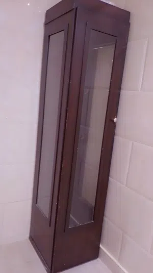 خزانه في حاله جيده جدا ناقصها الرفوف فقط