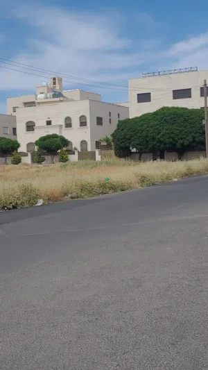 قطعة أرض مميزة مطلة ومرتفعه تقع  على شارعين (20,14) ضمن حوض ام زعرورة منطقة فلل تصلح لبناء سكن