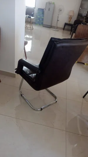 كراسي مكتب جلد مدير مستعمل عدد 2، وكراسي أنتظار جلد بحالة جيدة عدد 10.