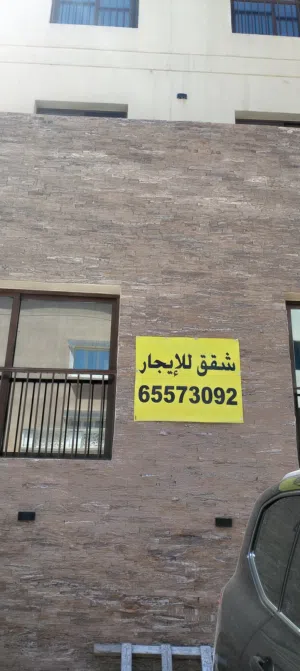 شقه ثلاث غرف وغرفه خادمه وثلاث حمامات ومطبخ  وصاله