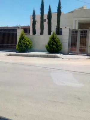 فيلا مساحات اماميه واسعه كراج يسع 3 سيارات أشجار حرجيه ومثمره داخل وخارج الفيلا