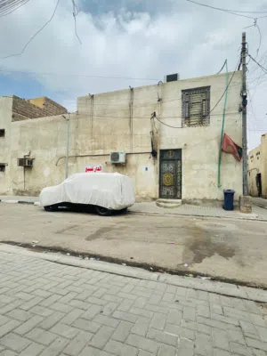 سلام علیکم  بيت للبيع بنائة نظيف ومرتب في الاصمعي الجديد  المساحة 90 طابقين ع شارع ركن  بأسمي البيت
