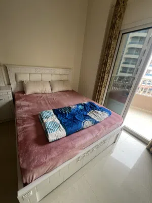 غرفة نوم وتسريحة و2 كومدينه