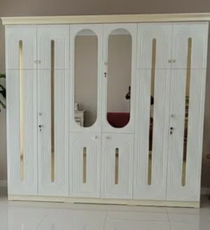 دولاب ماليزي فاخر بسعر عرطة تصميم عصري راقٍ مع مرايا طولية وزخارف هندسية فخمة تضيف لمسة ملكية لغرفتك