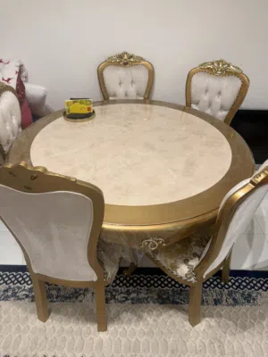 طاوله من صفاء الغانم ستعمل خفيفً نظيفه