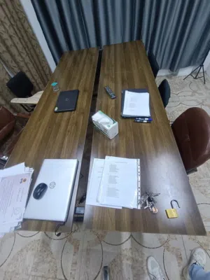 ميز اجتماعات حديد نوع ثقيل وبحالة ممتازة جداً
