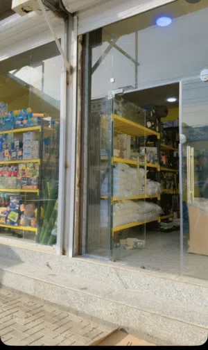 زجاج واجهة محل للبيع.
