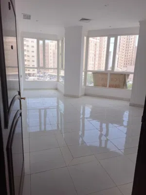للايجار بحولي شقة عائلات وعزابي