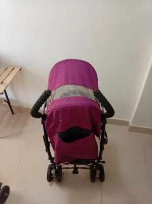 عربة اطفال مستعمل بحاله جيده