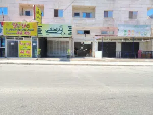 محل تجاري للبيع غرب إشارة النسيم باتجاه مسجد علياء التل ل 300  م