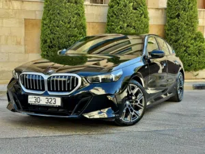 BMW i5 eDrive40 (2024) ، 9000 KM Only , مكفولة ابو خضر مع عقد صيانة