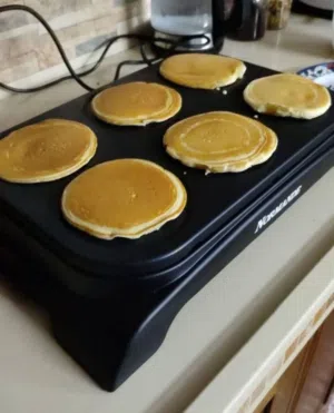 رمضان بدون قطايف؟ مستحييييل! خلي بيتك يفوح ريحة الذكريات والطراوة مع صانعة القطايف والبان كيك من