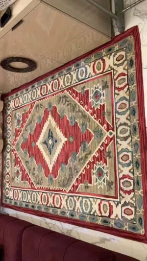 سجادة راقية من هوم سنتر (Home Centre) شبه جديدة بحالة ممتازة للبيع،رقم التواصل بالوصف