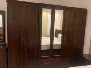 غرفة نوم+ خزانة بحالة جيدة